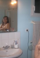 Подруга показывает свои прелести в ванной 26 фото