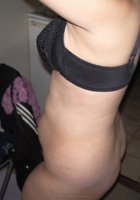 Подруга показывает свои прелести в ванной 7 фото