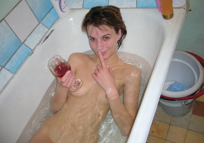 Молодая брюнетка занимается сексом сидя в машине 14 фотография