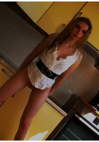 Подруга готовит ужин и раздевается на кухне 1 фото