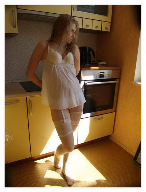 Подруга готовит ужин и раздевается на кухне 4 фотография