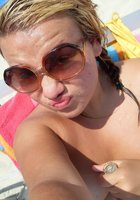 Скрытая камера снимает сиськи женщин загорающих топлес на пляже 7 фото