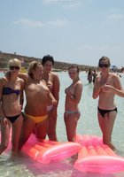 Скрытая камера снимает сиськи женщин загорающих топлес на пляже 9 фото