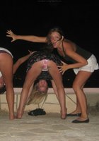 Скрытая камера снимает сиськи женщин загорающих топлес на пляже 4 фото