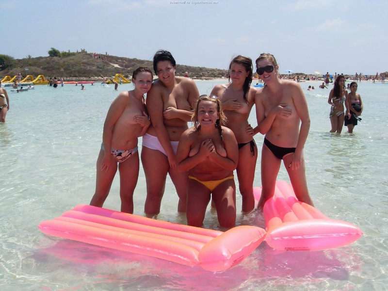 Скрытая камера снимает сиськи женщин загорающих топлес на пляже 10 фотография