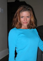 Рыжая мамка голышом позирует в зале перед водными процедурами 1 фото