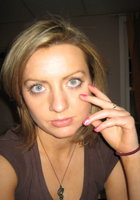 Бестия с бритой киской в квартире трахает узкие дырочки вибратором 12 фото