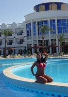 Девушки в купальниках позируют на пляжах 10 фото Девушки в купальниках позируют на пляжах 10 фото