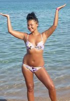 Девушки в купальниках позируют на пляжах 17 фото Девушки в купальниках позируют на пляжах 17 фото