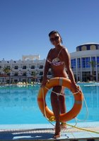 Девушки в купальниках позируют на пляжах 8 фото Девушки в купальниках позируют на пляжах 8 фото