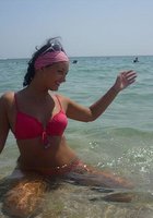 Девушки в купальниках позируют на пляжах 15 фото Девушки в купальниках позируют на пляжах 15 фото