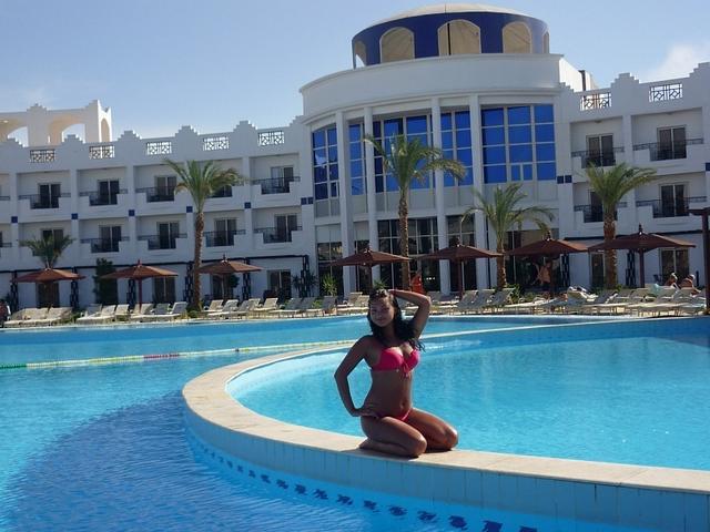 Девушки в купальниках позируют на пляжах 10 фотография