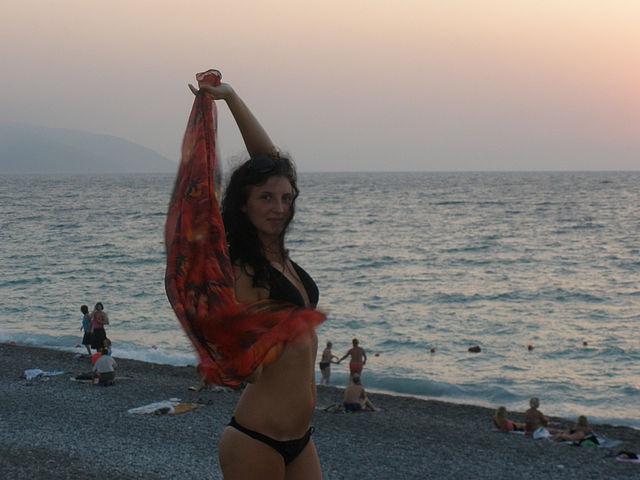 Девушки в купальниках позируют на пляжах 7 фотография