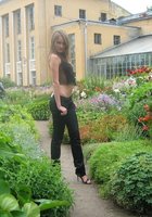 Шатенка сняла одежду посреди городского парка 1 фото