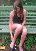 Шатенка сняла одежду посреди городского парка 17 фото