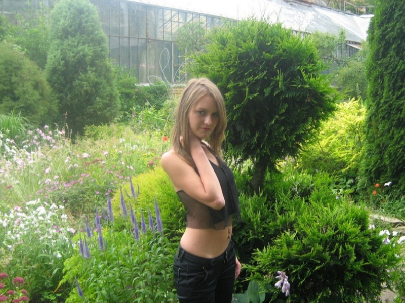 Шатенка сняла одежду посреди городского парка 5 фотография