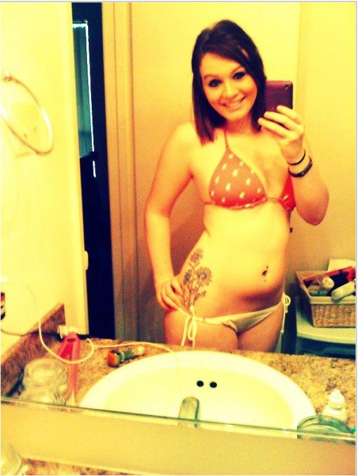 Девицы перед зеркалом фотографируют свою грудь 2 фотография