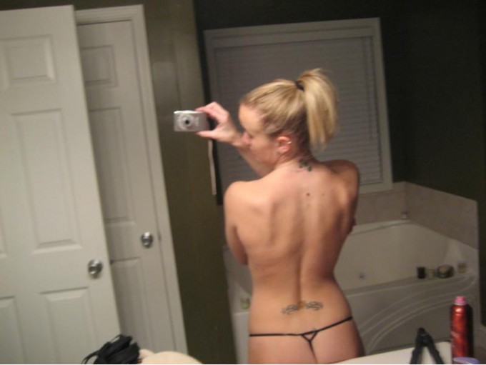 Девицы перед зеркалом фотографируют свою грудь 10 фотография