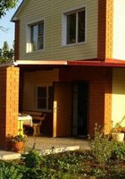 Милфа с натуральными сиськами гуляет голышом по дачному участку 1 фото