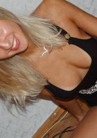 У блондинки красивые трусики, вагина и сиськи 5 фото