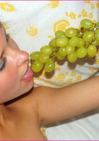 Жгучая брюнетка наслаждается членом и видом своего тела 6 фото