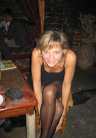 Веселая жена сняла лифчик и засветила маленькую грудь 1 фото