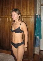 Веселая жена сняла лифчик и засветила маленькую грудь 2 фото