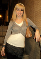 Русская блондинка с челкой и веснушками разделась в студии 8 фото