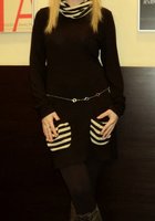 Русская блондинка с челкой и веснушками разделась в студии 3 фото