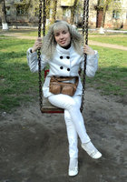 Русская блондинка с челкой и веснушками разделась в студии 2 фото