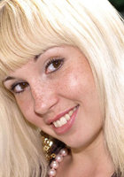 Русская блондинка с челкой и веснушками разделась в студии 1 фото