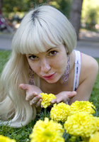 Русская блондинка с челкой и веснушками разделась в студии 4 фото