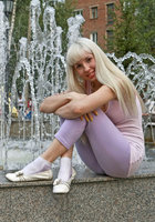 Русская блондинка с челкой и веснушками разделась в студии 7 фото