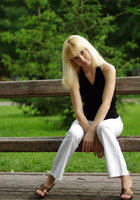 Русская блондинка с челкой и веснушками разделась в студии 9 фото