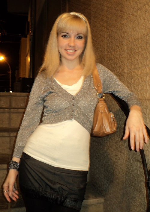 Русская блондинка с челкой и веснушками разделась в студии 8 фотография