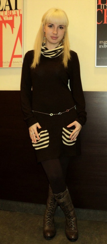 Русская блондинка с челкой и веснушками разделась в студии 3 фотография