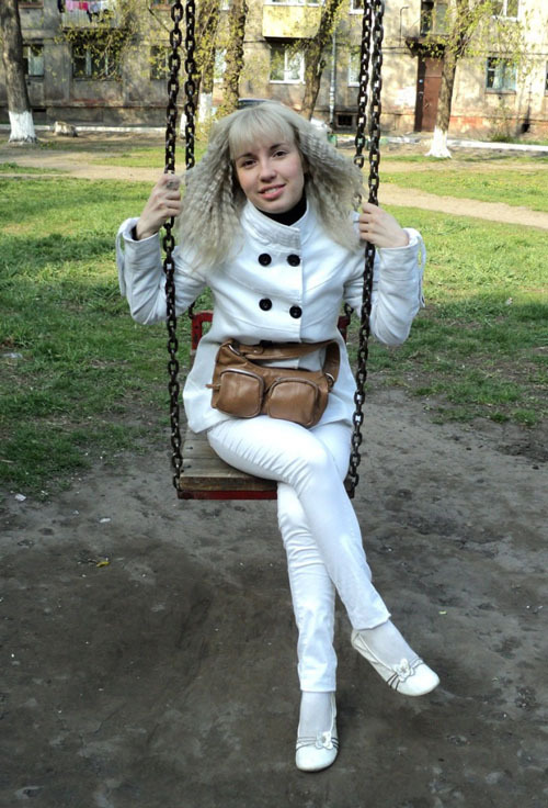 Русская блондинка с челкой и веснушками разделась в студии 2 фотография