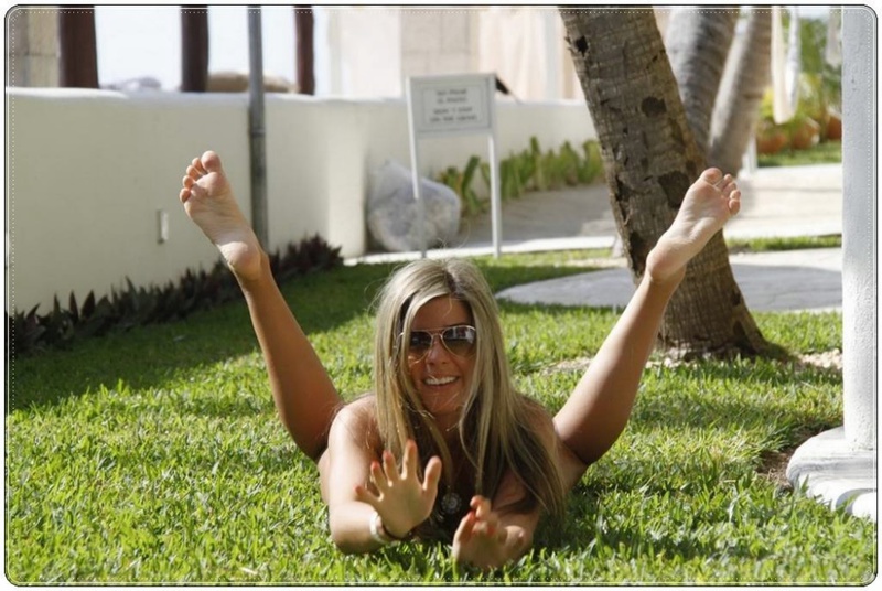 Частные снимки молодых телок загорающих с голыми сиськами 16 фотография