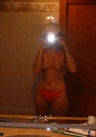 Любовники развлекаются топлесс у бассейна 1 фото