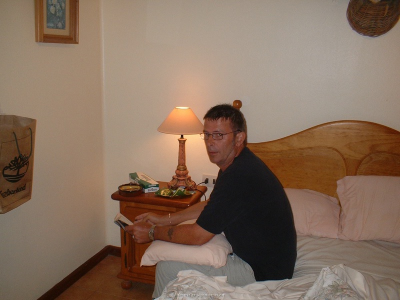 Любовники развлекаются топлесс у бассейна 8 фотография