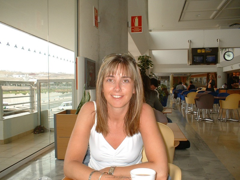 Любовники развлекаются топлесс у бассейна 12 фотография