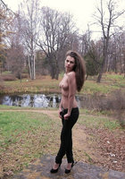 Студентка обнажила грудь и киску в беседке 6 фото