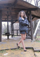 Студентка обнажила грудь и киску в беседке 10 фото