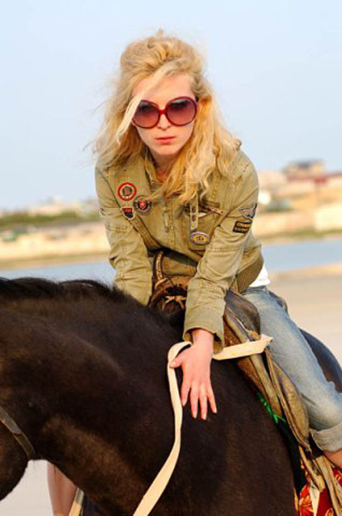 Стройная блондинка не скрывает вагину и сиськи от поклонников 6 фотография