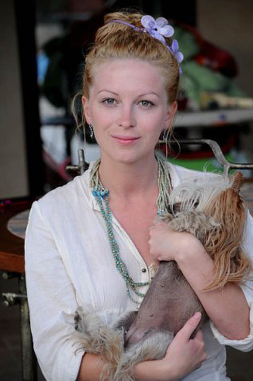 Стройная блондинка не скрывает вагину и сиськи от поклонников 3 фотография