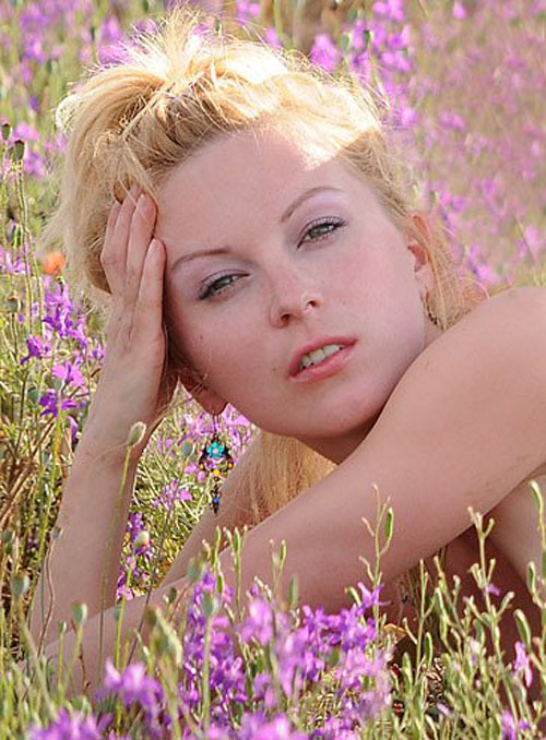 Стройная блондинка не скрывает вагину и сиськи от поклонников 4 фотография