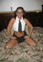 Зрелая женщина примеряет сексуальный костюм 12 фото