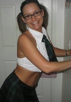 Зрелая женщина примеряет сексуальный костюм 10 фото