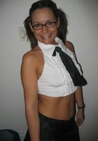 Зрелая женщина примеряет сексуальный костюм 9 фото