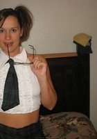 Зрелая женщина примеряет сексуальный костюм 6 фото